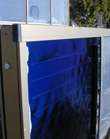 Solarkollektor: Das Innenleben kann man gut sehen, wenn einem ein Stein durch die Scheibe fällt....