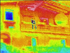 Infrarotaufnahme / Wrmebild / Thermografische Aufnahme: Haus im Sommer (in der Scheibe spiegelt sich der wesentlich kltere Himmel, daher wird dort scheinbar eine viel niedrigere Temperatur angezeigt)